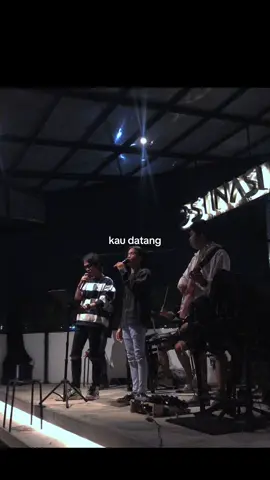 andai saja kamu mengetahui betapa menangisnya aku ketika memutuskan untuk asing dan menjauhi yang sebenarnya aku masih sangat ingin bersamamu
