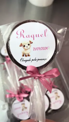 🍭Delicie-se com nossos pirulitos personalizados 🍭  Feitos à mão com todo carinho para tornar seu chá de bebê ainda mais especial! Cada detalhe é pensado com amor, desde o sabor até os rótulos, criados especialmente para celebrar esse momento único. Perfeitos como lembrancinhas ou para decorar sua mesa, nossos pirulitos são a doçura que seu evento merece!  #CháDeBebê #PirulitosPersonalizados #FeitoComAmor  #PirulitosdeChocolate