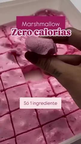 Passo a passo aqui 👇🏻 Seguiu?! Então bora lá 💕 Ingredientes: - 1 pacote de gelatina zero/diet (12g) - eu prefiro usar morango ou cereja, mas o sabor é da sua escolha 🍓🍒 - 100 mls de água quente 💦 Modo de preparo: ✨ coloca tudo num pote e bate com a batedeira sem parar, até atingir a textura do vídeo (forma de picos) * na minha batedeira demorou 15 minutos * ✨depois passa pra uma travessa e leva pra geladeira por mais ou menos 5 horas ✨ aí é só cortar e ser feliz mesmo em dieta de emagrecimento 💪🏻👌🏻🚀