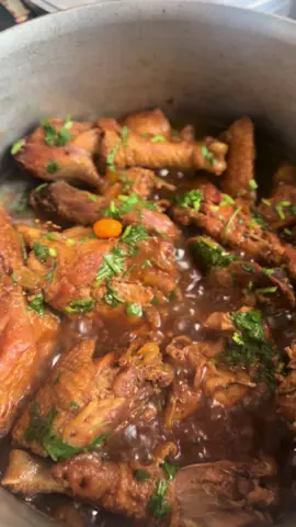 Galinha caipira para o almoço de domingo. 🐓🍗 Quem mais gosta de um canela amarela ?  #minas #galinhacaipira #almocodedomingo #receita #almoco #comidamineira #comidaraiz #almocodehoje #minasgerais #trembom #galinha #canelaamarela 