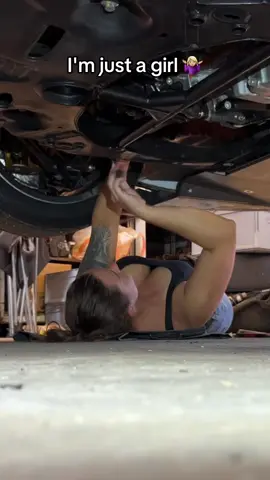 Stabil 💪🏻 #werkstatt #racecar #mechanicgirl #würth #mechanic #automotive #fakesituation  