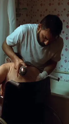 كانت الفكرة الأولى للمخرج أصغر فرهادي للفيلم هي هذا المشهد - رجل يغسل والده الذي يعاني من مرض الزهايمر - وقد بنى بقية الفيلم حول هذه اللحظة القوية. a separation  #asgharfarhadi  #انفصال #iran #moviescenes 