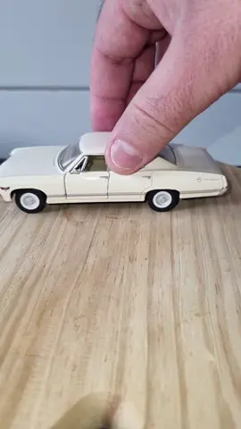 - Chevrolet Impala / 1967 #impala #Chevrolet #miniaturas 