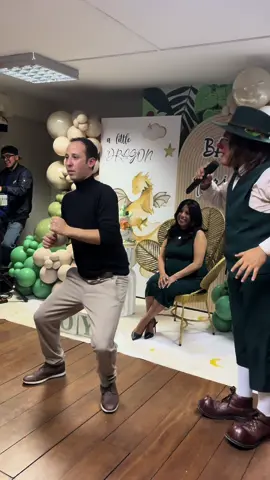 Perú 🇵🇪 y Francia 🇫🇷 en un baby shower 😂 #lima #francia #babyshower #viraltiktok #quesehagaviral #parati #payasosvirales #bambino 