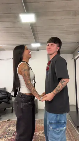 Ela fazendo eu aprender as dancinhas fáceis KKKKKKK 