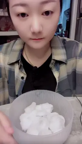 white shaved ice chunks . #1heartice #2heartice #ice #icelover  #asmr #viral #fyp #iceeatingasmr #iceeatingsound #iceeatingvideos #whiteiceeating #whiteice #softice #softiceeating #crunchyice #shavedice