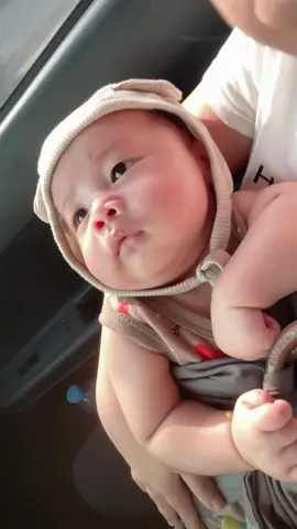 Bayi 2bln mami udah bisa pegangan 🥳