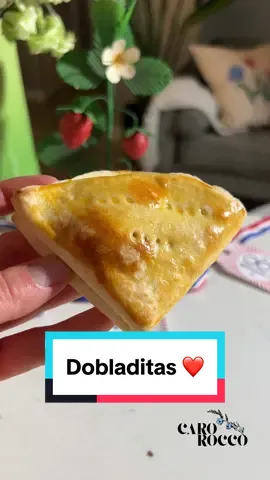 Dobladitas ❤️ Si te quedó masa de empanadas, puedes hacer Dobladitas ❤️. Para 10 Dobladitas aprox Para la masa: - 500 g Harina sin polvos de hornear  - 1 cdta Sal - 1 Huevo - 100 g Mantequilla o manteca, derretida  - 130 g Agua hirviendo - 50 g Vino blanco Para el armarlas: - Mantequilla derretida o pomada (es mejor pomada/ a temperatura ambiente, pero yo tenía poco tiempo y la derretí 😬) - Dora: mezcla se 1 yema con 1 Cda de Leche Procedimiento: Para la masa: 1. Agregar a un bowl la harina, sal, huevo y mantequilla derretida. Mezclar un poco con un tenedor. 2. Agregar agua hirviendo y vino, y mezclar hasta juntar una masa. Amasar por 10 min a mano o 7 min con batidora de pedestal (con el gancho). 3. Envolver en film y reposar 1 hora a temperatura ambiente. 4. Dividir la masa reposada en 10 partes. Formar bolitas y estirarlas en el mesón formando un círculo (yo no necesite usar harina, pero si quieren pueden usar solo un poquito). Si quieren pueden guiarse con un plato para cortarlas, o pueden simplemente estirarlas lo más redondas posibles. 5. Pincelar el círculo con mantequilla, doblarlo a la mitad, volver a pincelarlo y a doblarlo.  6. Pincelarlas con mezcla de yema y leche y pincharlas 3 veces con un tenedor. 7. Van al horno precalentado a 200°C x 15-20 minutos o hasta que estén doradas. #dobladitas #pancasero #pan #empanadas #masaempanadas