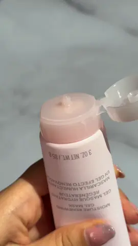 Mascarilla Humectante en Gel Efecto Renovador Esta refrescante y casi transparente máscara en gel ha demostrado clínicamente que sella la humedad tan importante para que tu rostro pueda lucir más fresco y juvenil. Ayuda a reducir líneas finas y arrugas para que tu piel luzca más saludable. 10 Beneficios en 10 minutos: -Una hidratación al instante -Atrae y mantiene los niveles de hidratación -Desestresa -Purifica -Nutre #mascarillasfaciales #MK