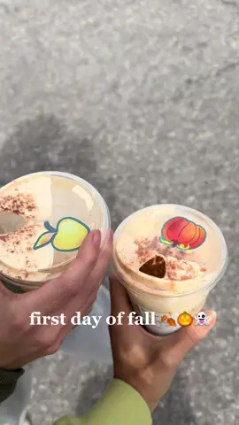 waking up to it being cold outside, some orange on the trees, such a good day 🍂🎃👻 happy sunday #sundayfunday #fallaesthetic #starbucks #dayinmylife #minivlog #blackgirl 