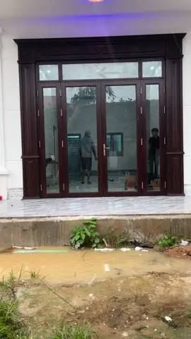 A đang làm cửa cho nhà to nhất bản mộc đây , anh em cho xin đánh giá cái mẫu phào đại này với #nhômkinhyenthanh 