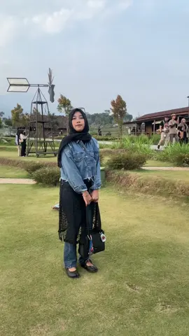Fit Check edisi malu2 karena rame #CapCut #abcxyz #fypシ #fypシ゚viral #OOTD #brunomars #foryoupage #outfitideas #laceskirt #outfitinspo #trawasmojokerto #trawas #exploretrawas 