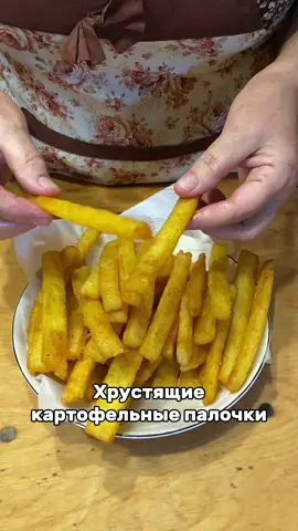 Хрустящие картофельные палочки  Картошка 1 кг Соль 1 ч.л. Вода 1 л Кукурузный крахмал 3 ст.л. Перец по вкусу  Жарим в растительном масле  Всем приятного аппетита 😋 Crispy potato sticks  Potatoes 1 kg  Salt 1 tsp.  Water 1 l  Corn starch 3 tbsp.  Pepper to taste  Fry in vegetable oil  Bon appetit everyone 😋