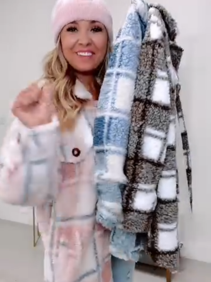 ✨Super cute plaid jacket! Obsessed with this jacket! 😍It is my must-have item to get through the whole winter! 💕