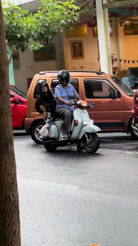 Cuma Vespa yg bisa bikin romantis diusia ini 😘 #vespa #vespaindonesia #vesparomantis #vespaclassic #vespapx #vespanusantara #vespamatic #vespaklasik #klasikansik #vespatulungagung #lebihbaiknaikvespa 