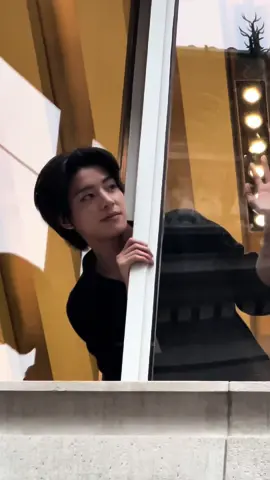 jake flying kisses omg i love him, he looks like a prince ! #jake #engene #enhypen #simjaeyun #mfw #prada #jaeyun #milanofashionweek @enhypen 