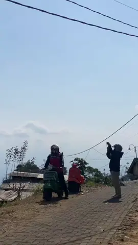 never leave a friend behind #vespa 