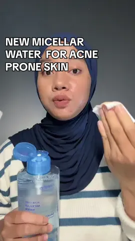 udah paling aman acne prone skin pake micellar water yang khusus untuk jerawat kaya gini sihh💙 #wardahmicellarwater #acneproneskin #acneskin #micellarwater #doublecleansing 
