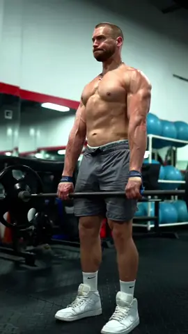 El RDL en 3 Pasos ➡️ principalmente para glúteos, no para   isquiotibiales. Los isquiotibiales se enfocan más directamente con un peso   muerto con piernas rígidas. Pronto haré un tutorial sobre el SLDL. Hay   algunas diferencias muy clave entre ellos. Espero que esto te ayude. El RDL   es mi movimiento favorito para desarrollar los glúteos. Asegúrese de usar   correas para que su agarre no limite la cantidad de peso que puede sostener.   No quieres un eslabón débil en la cadena que limite la cantidad de peso al que   puedes exponer tus glúteos. ¡Comparta esto con alguien que necesite ayuda con   su RDL! - 📲 Entrena conmigo en mi aplicación #MYLIFT Mi horario de   entrenamiento semanal exacto + enlace de entrenamiento en Bio - #culturismo   #romaniadeadlift #RDL #glutes #gluteworkout #glutesworkout #rdls #fitness   #fitnesstips #gym #workout #DavisDiley