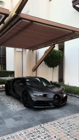 Bugatti 😍 (quick post)  #bugatti #bugattichiron #chiron #bugatticlub #bugattiuae #bugattinoire #noir #dubai #dubaicars #uae #uaecars #dubainight #luxurycars #luxurylifestyle #luxurylife #cxrspotter #carspotting #millionaire #billionaire #hypercar  