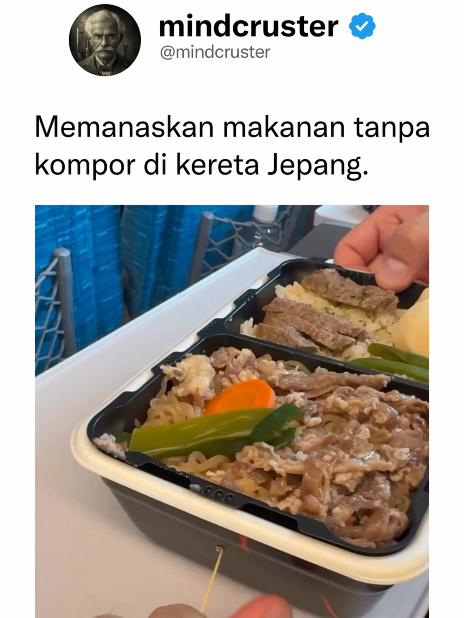Di berbagai stasiun di Jepang, terdapat ekiben atau self-heating bento box yang bisa dibeli untuk persiapan sebelum perjalanan jauh. 🧵 Untuk menghangatkan makanan di dalamnya, hanya perlu menarik benang dan menunggu selama 5-10 menit. 🧪 Kuncinya ada di bagian bawah wadahnya, yaitu terdapat kemasan berisi kalsium oksida dan air yang terpisah. ♨️ Saat kita menarik benangnya, kalsium oksida dan air akan tercampur, bereaksi, dan menghasilkan panas dari reaksi eksotermik, menghangatkan makanan di atasnya.  Credits: @gurukafa / IG  Ikuti @mindcruster untuk konten menarik tiap harinya!  #bento #ekiben #japan #fyp #science #reelsvideo #reelsinstagram #instagood #trendingreels