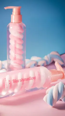 Eu não tenho palavras para explicar esse lançamento! Essa loção corporal em formato de marshmallow é tudo que precisávamos, ela espalha super bem e tem um cheirinho maravilhoso, além de ser super hidratante, vocês precisam testar esse lançamento. 😻✨ #marshmallow #loçãocorporal 