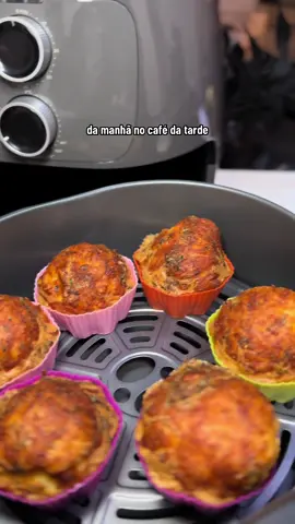 🗣️ Alerta de Novidade da @Wap   A nova AirFryer Family Colors com capacidade de 4L 🗣️ Já fiz uma receitinha super fácil usando ela e posso afirmar: A QUALIDADE É TOP 🥮 Ingredientes Tortinhas de Frango: 2 ovos  6 colheres de goma de Tapioca 2 colheres de requeijão Frango desfiado e temperado 1 pitada de fermento  Queijo  Orégano  Modo de preparo: Misturar todos os ingredientes citados acima Colocar em uma forma de silicone (não precisa untar) Depois de ter feito tudo isso é só por na sua AirFryer Family Colors da WAP por 15 minutinhos 😋 #WAP #airfryer #airfryerwap #wapdeixatudomaisfacil #receita #receitasimples #receitafacil #fyp #foryou 
