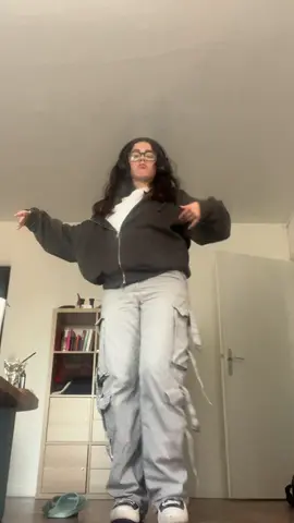 Don't mind the mess behind me  💃🏻                                                   (dc: @MARALESI)                              #foryoupage #xyzbca #foryou #dancechallenge 