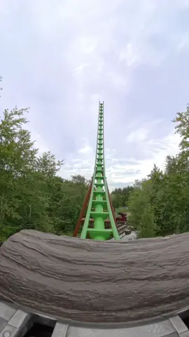 What’s your favourite boomerang coaster?🎢 This is Saven at @Faarup Sommerland. Saven stretches 238 meters in length, stands 24.2 meters tall, and reaches speeds of 60 km/h.💨 #saven #fårupsommerland #rollercoaster #coaster #themepark #amusementpark #attraction #ride #adrenaline #thrill #thrillrides #boomerang #pov #speed #drop #fun #denmark 