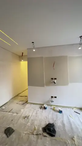 اكثر ٣ الوان استخداما لدي مشاريع المبدع هم الوان  البريز والڤانيلا لاتيه والايمستون وده لانهم الوان محايدة ترابيه بتمشي معاك علي اي لون فرش او ارضيات حرفيا  ودائما بننصح بيهم عملائنا  بس خلوا بالكم البريز ممكن في المساحات الصغيرة والكبيرة  والڤانيلا لاتيه كذالك ينفع في المساحات الصغيرة والكبيرة  انما لايمستون عكسهم  بيحتاج مساحه كبيره وارتفاع كمان في الحوائط  بالنسبة لموضوع الصبغة مش بفضل ليه التخفيف لان اثناء التخفيف الامن بيفقد الشكل الجمالي ودرجة اللون الي الشركة مصنعاه بيها وممكن يقلب لون تاني حرفيا وعن تجربة  مع ان اي بالت الالوان الخاصة بالشركة ممكن تلاقي اللون الاغمق والافتح منه مع إختلاف الاسماء  كل الي عليك انك تعمل عينات اختبار اللون مع الاضاءة الطبيعة والصناعية ولون الارضيات وتقرر 👌 #المبدع #interiors #interiordesigner #interiorstyling #interiordecor #decoracion #decoracion #designer #kitchendesign #تصميم #تصميمي #تصميم_داخلي #تشطييات #ديكورات #ديكورات_داخليه #ديكورات_حديثة 