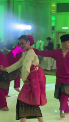 Indah sungguh majlis bila kita mengekalkan tradisi melayu ketika majlis perkhawinan 😍 #senadatari #tarianzapin #tariantradisional  Coordinator @merindusavior  Decoration: @Lilit_pipit  @Minos @ʚ 𝓃𝒾𝓃𝒾 🎀 @Shafiq Izzuddin @mufabikhan @Adam shafy @SoffyQisty 