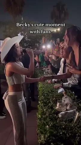 I melt when I see Becky's interactions with her fans 🥹🤎 #Beasters #artist #music #singer #patron #performance #foryou #fyp #parati #update #celebstyle #musician #latina #mexicana #envivo #musica #live #show #concert #beckyg #iambeckyg #hits #porelcontrario #style #celebs #latinmusic #fans #moments 