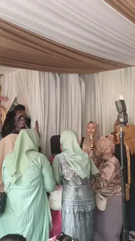 Emak emak joget #Dangdut#EmakEmakPaud#Kondangan#Khitanan#JogetHeboh#Nyanyi#Dangdut#GaraGaraSebotolMinuman