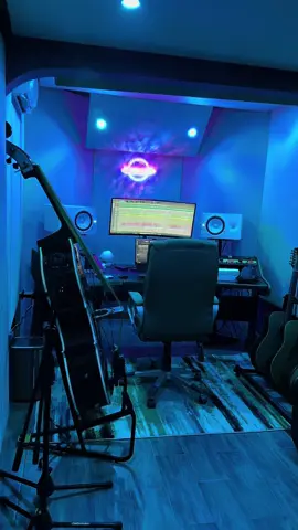 Estoy muy feliz de mostrarles por fin mi nuevo estudio, mucho esfuerzo esta puesto en esto y es un logro más 🖤 Estamos de regreso y volvemos más fuertes que nunca, gracias a todos ustedes que son parte de esto 🫶🏼 #fyp #estudiodegrabacion #homestudio #viral #apoyo #produccion #metas #sueño 