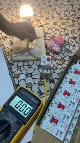 Hãy lắp aptomat chống giật cho gia đình mình để đảm bảo an toàn các thành viên khi sử dụng điện các bác nhé