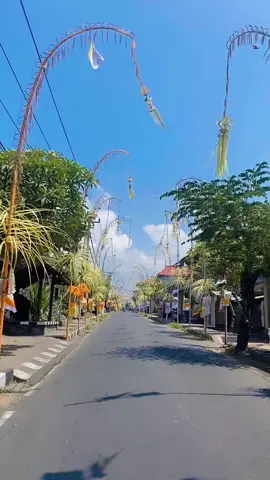 H-1 hari raya Galungan 😍 Penjor sudah terpasang disepanjang jalan / depan rumah warga Hindu di BALI 😍  Liat begini vibesnya adem banget 😇 RAHAYU SEMETEON SAMI  Rahajeng GALUNGAN lan KUNINGAN 🙏🏻😇 #fyp #galungandankuningan  #bali 