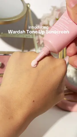 pinky tone up sunscreen🌸✨ #Rekomendasisunscreen #SunscreenToneUp #WardahToneUpSunscreen