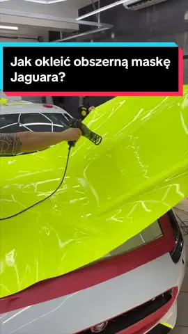Jak okleić obszerną maskę Jaguara? W tym filmie pokazujemy proces oklejania maski Jaguara F-Type folią do zmiany koloru. Z dużymi elementami, takimi jak maska tego modelu, trzeba odpowiednio zaplanować każdy ruch, ale efekt jest tego wart! Zobacz, jak sobie poradziliśmy i jak uzyskać idealne wykończenie. Profesjonalizm, precyzja i cierpliwość – to klucz do sukcesu w tym projekcie. #CarWrap #Wrapping #JaguarFType #OklejanieSamochodu #ZmianaKoloru #CarDetailing #FoliaSamochodowa #VinylWrap #PrecisionWrapping #AutoWrapping