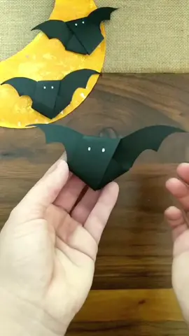 paper bat Halloween candy holder #easycrafts #kidcrafts #diyhalloween #halloweencrafts #papercrafts 