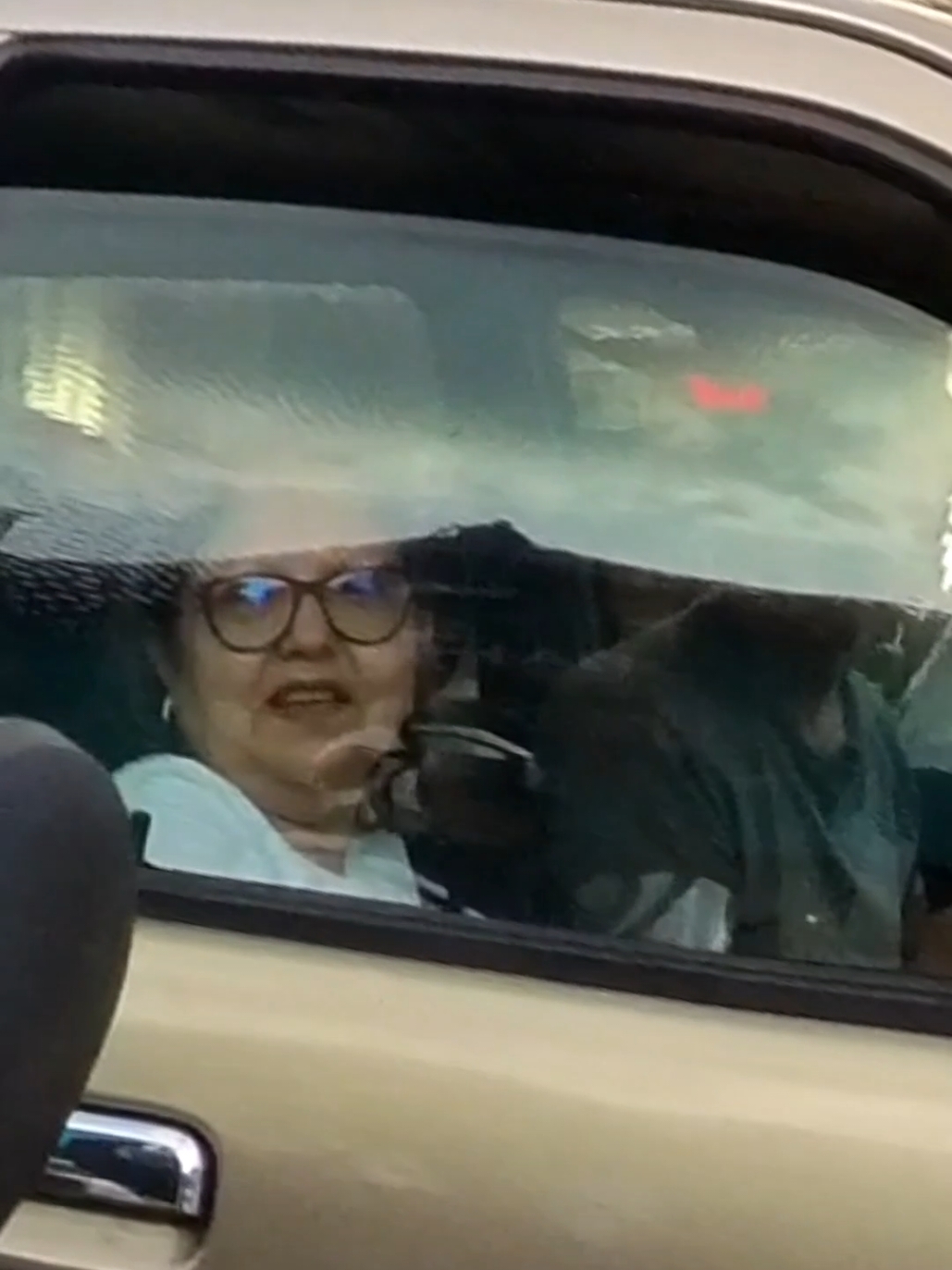 la reacción de la señora 🤣🤣🤣