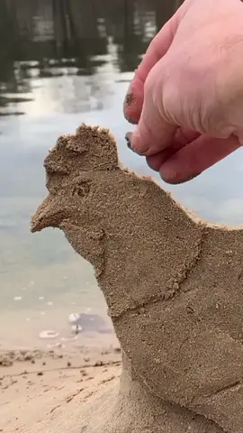 MY LITTLE CHICKEN 😅 #chicken#pollo#leonardo#ugolini#leonardougolini#sand#sandsculpture#sandart#sandartist#sandcastle#sandsculptor#sandman#art#minispatula#spatula