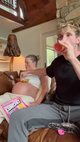 Pregnant belly = Shelf @LUNCHLY 