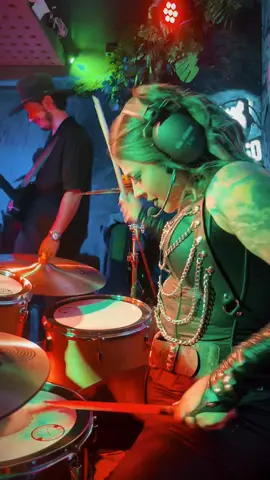 En el escenario mi cuerpo entra en un Éxtasis inexplicable, estoy ahí, olvidó el mundo, solo estoy yo en el placer infinito de una canción 🔥 aquí me pierdo por que me encuentro en lo que realmente soy ⚡️MI ESENCIA Y MI LIBERTAD SON MÚSICA….  #rock #envivo #kraken #vestidodecristal #baterista #femaledrummer #pereira #colombia🇨🇴 