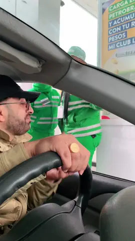 La reaccion de la gente es una amor  #amor #reaccion #broma #cantante #viraltiktok @Miliza lavalovich 