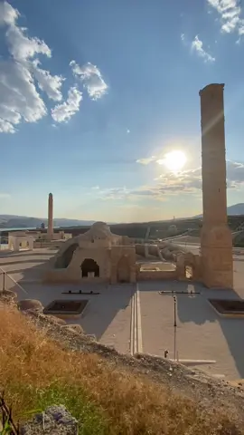 Hasankeyf in önemi içinde bulunduğu Dicle Vadisi'nin doğu ve batı uygarlıklarının doğum yeri olması. 1981'de doğal koruma alanı ilan edilmiştir. Aynı zamanda, insan uygarlığının kâdim nehri Dicle'yi, dünyadaki en yıkıcı baraj projelerinden birinin tehdit etmesi.  #hasankeyf #dicle #mezopotamya #fyp #batman #tarih #fypviral 