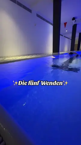 🌊 Die Kippwende ist der Schlüssel zu schnellen Richtungswechseln! Sie ermöglicht eine fließende Drehung, die dir Schwung gibt. 🚀 Die Rollwende sorgt für einen dynamischen Übergang, während die Saltowende mit einer coolen rückwärts Bewegung begeistert! Durch geübte Wenden sparst du Energie und wirst blitzschneller im Wasser! 💪🏼✨ #Kippwende #Rollwende #Saltowende #Wassersport #Schnelligkeit #Energiesparen