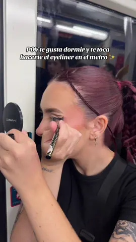 Mi día a día 💁🏼‍♀️✨ #pov #povmakeup #makeup #Eyeliner #Eyeliner #maquillajeenelcarro #metro #maquillaje #transportepublico #eyelinerchallenge 