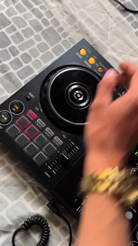 Bla bla bla 🗣️ #dj #djmix #mashup #ddj400 #techno #technomusic #viral #remix #beatmatching #juansdj @AlphaTheta/Pioneer DJ LATAM 