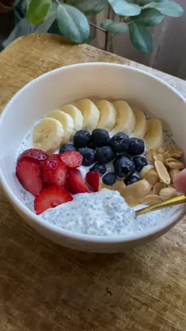 DESAYUNO ANTIINFLAMATORIO 🫐🍓 🫐Ingredientes  1/2 taza de avena  1 cucharada colmada de semillas de chía 1 cucharada de yogurt natural  Gotitas de endulzante a gusto 3/4 taza de leche semidescremada  TOPPING: plátano, arándanos, frutillas, maní y mantequilla de maní. 😋 #desayuno #desayunosaludable #desayunoantiinflamatorio #avenatrasnochada #overnightoats #ideassaludables #comidasaludable #ideasdedesayunos 