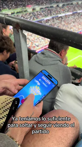 Fuimos al bernabeu a ver el Real Madrid mientras inflabamos unos globos. #inflar #globo #balloon #real #madrid #bernabeu 